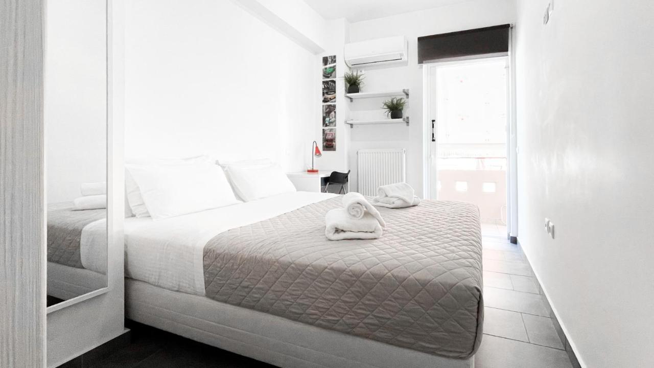 Comfy 2 Bedroom Apartment With Balcony In アテネ エクステリア 写真