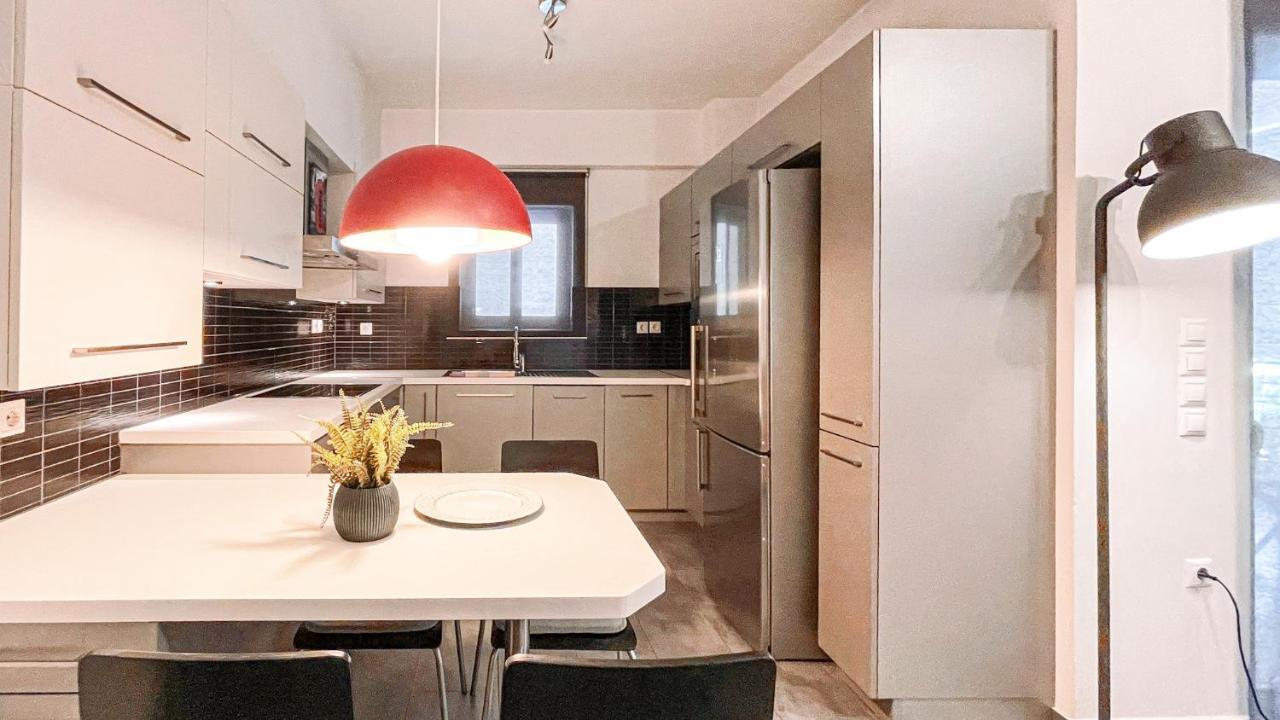 Comfy 2 Bedroom Apartment With Balcony In アテネ エクステリア 写真